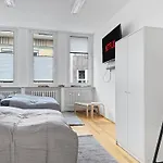 Zentrale Fuer 12 Gaeste Nahe Schlossplatz 아파트 *